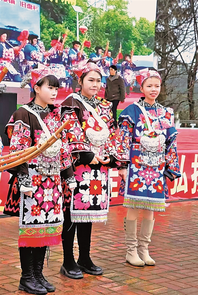 贵阳花溪苗绣:正挑反用 数纱而绣 贵阳花溪苗绣:正挑反用 数纱而绣