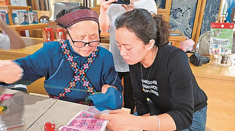 贵阳花溪苗绣:正挑反用 数纱而绣 贵阳花溪苗绣:正挑反用 数纱而绣