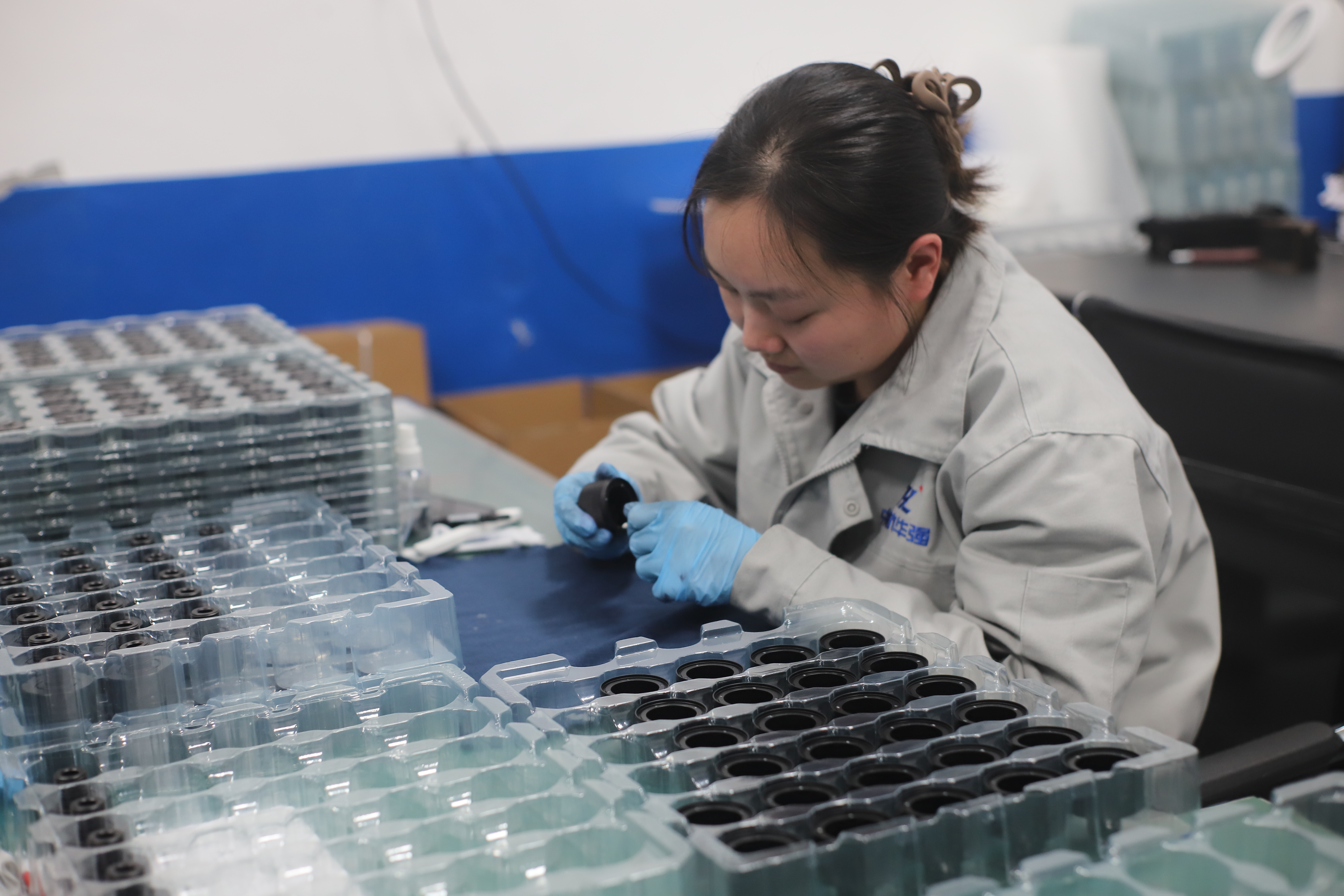 在产品质量检测室内,检测人员正在按照质量标准认真检查每一个零部件的情况