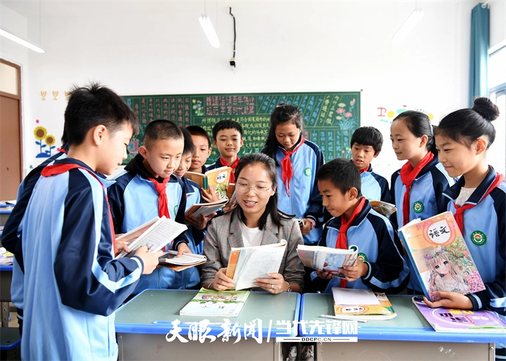 毕节市七星关区柏杨林阳光小学的老师给学生们进行辅导。.JPG