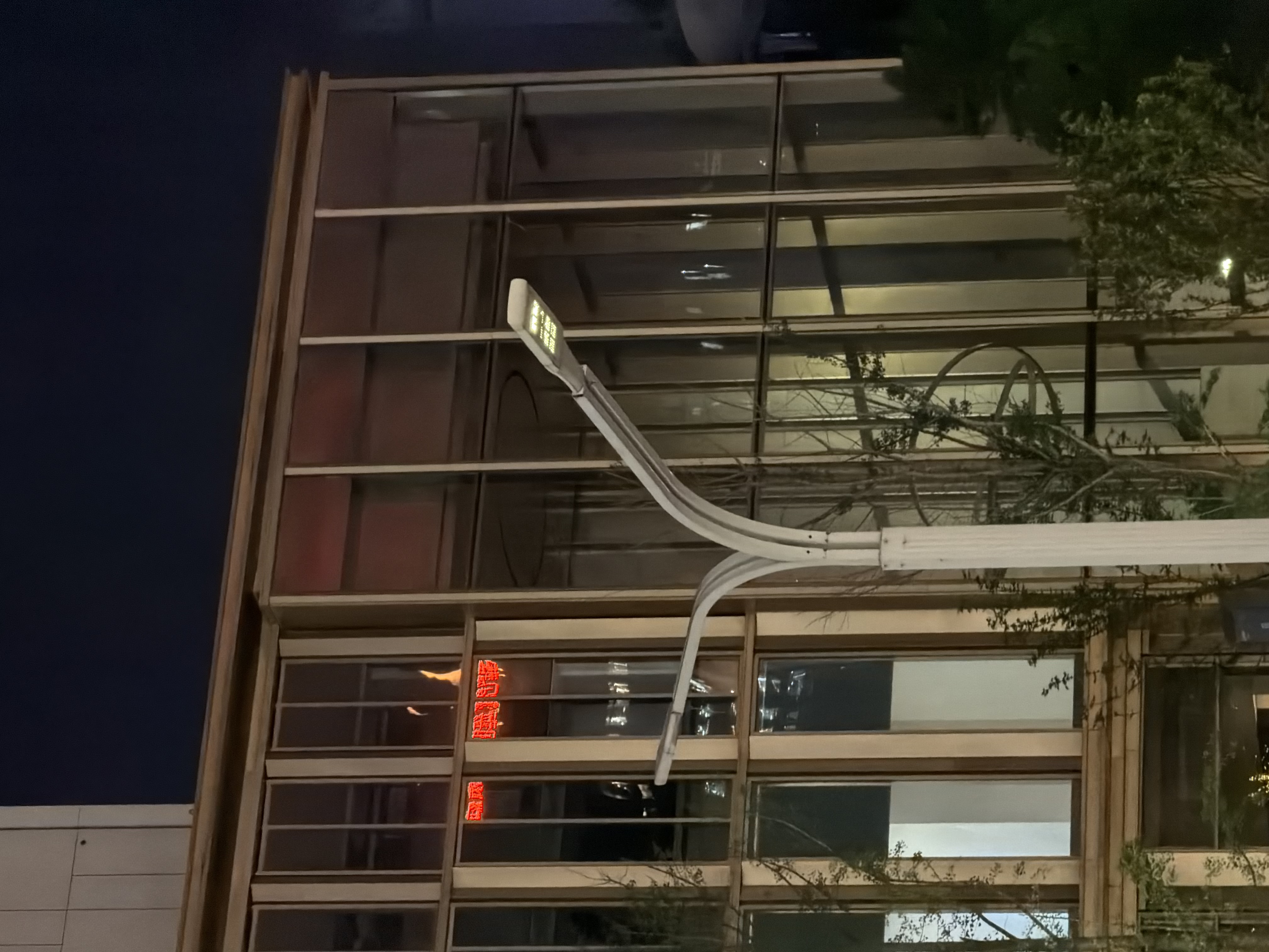南明区人民大道南段万象城一侧路灯不亮(市民供图)