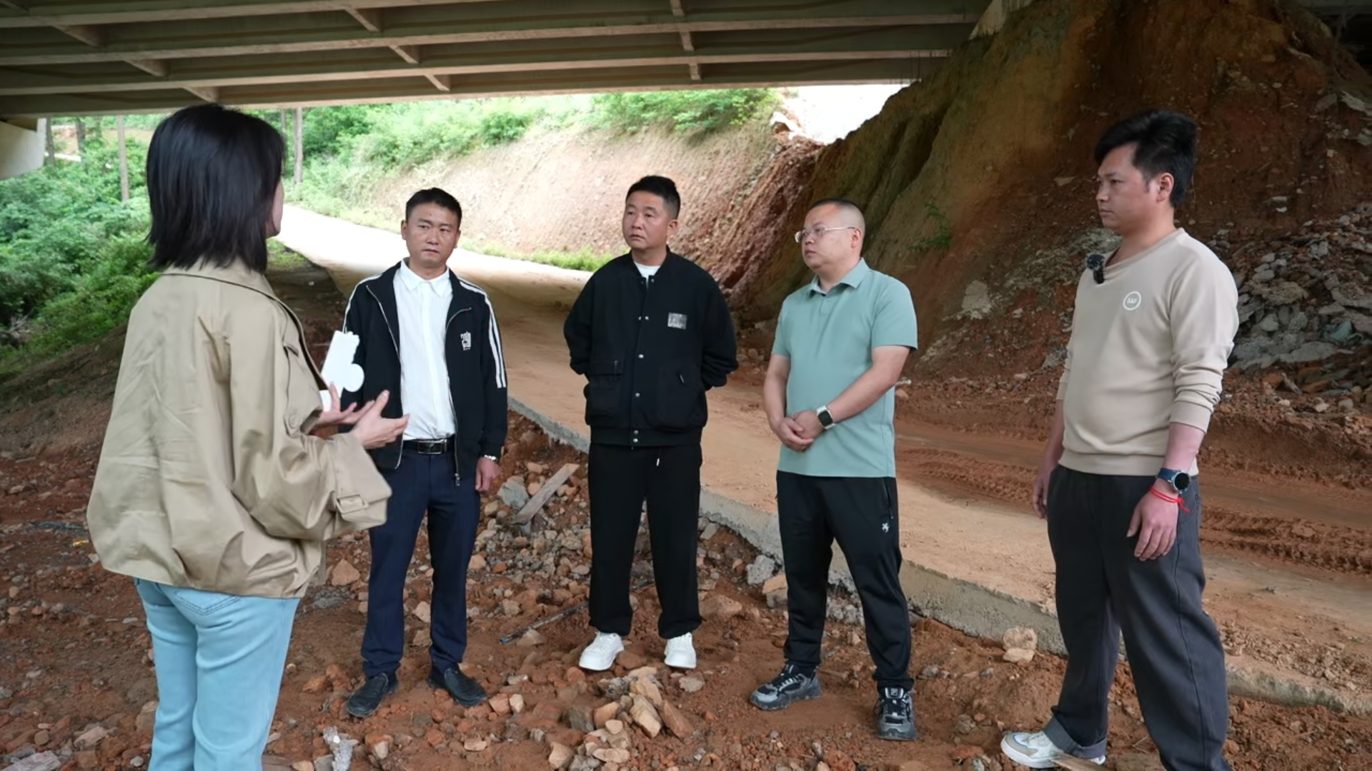 “融媒问政现场办公会”上,参会各方讨论如何解决边坡排水问题