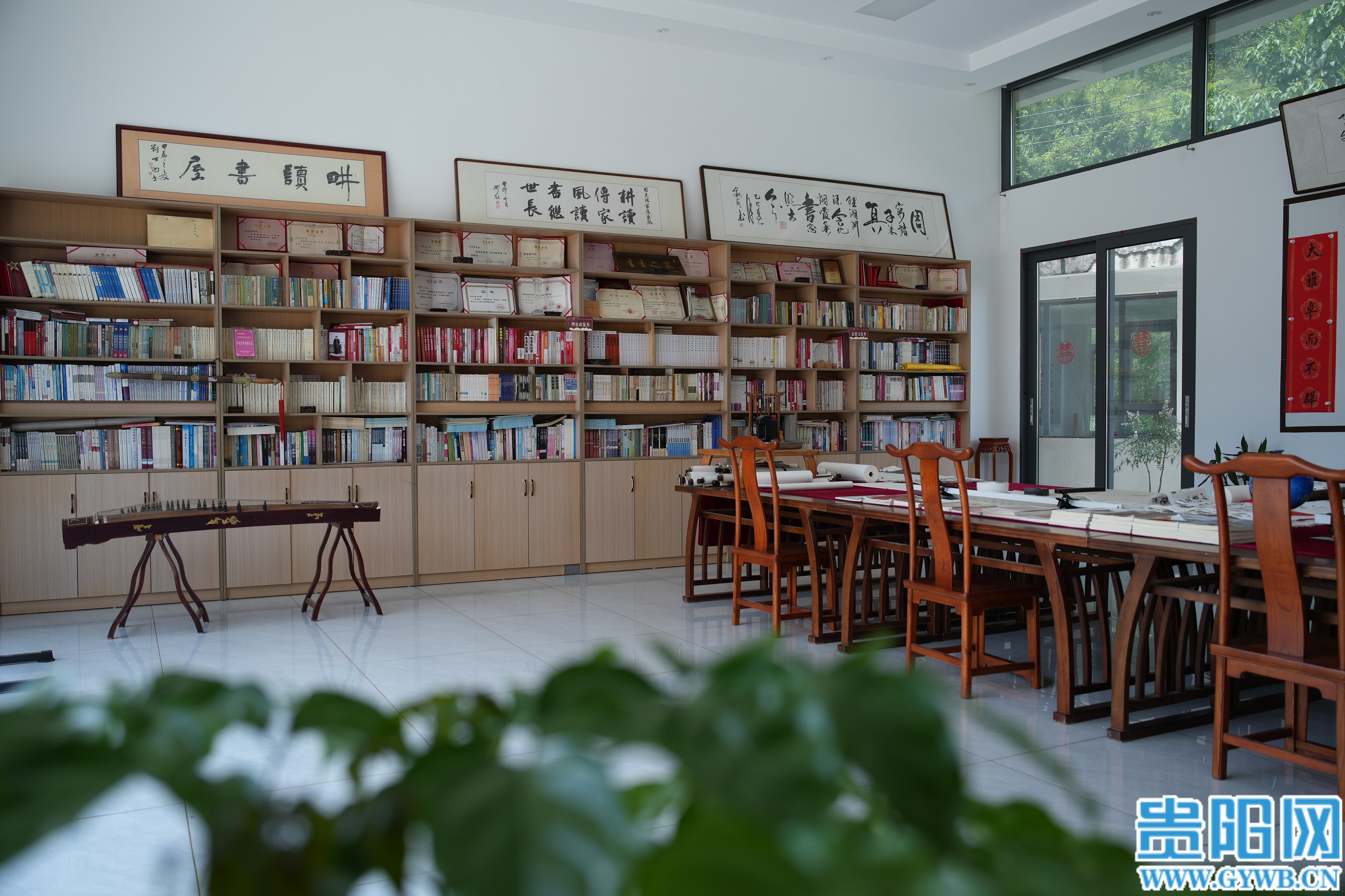 (2)“耕读书屋”集阅读、书法、绘画、音乐弹奏等功能于一体。贵阳日报融媒体记者 许发顺 摄 (1)