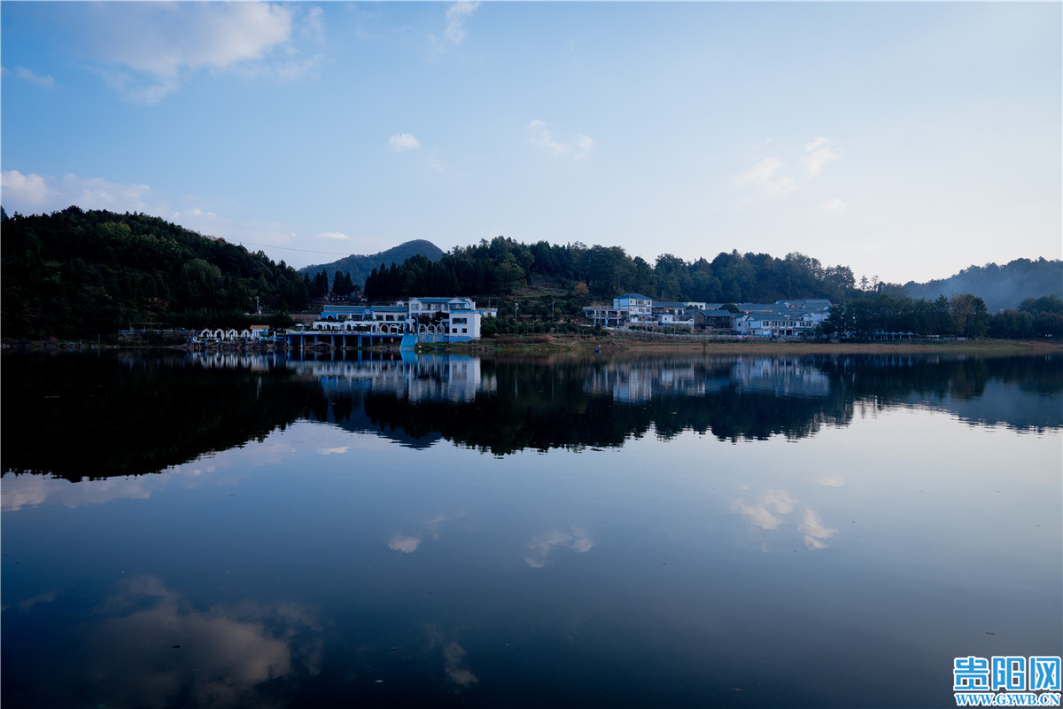 (12)大冲村民宿聚集的蓝白小寨,左方建筑群是蓝调小院。贵阳日报融媒体记者 许发顺 摄