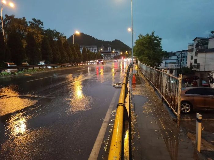 贵黄路积水点,积水已消退。 图片