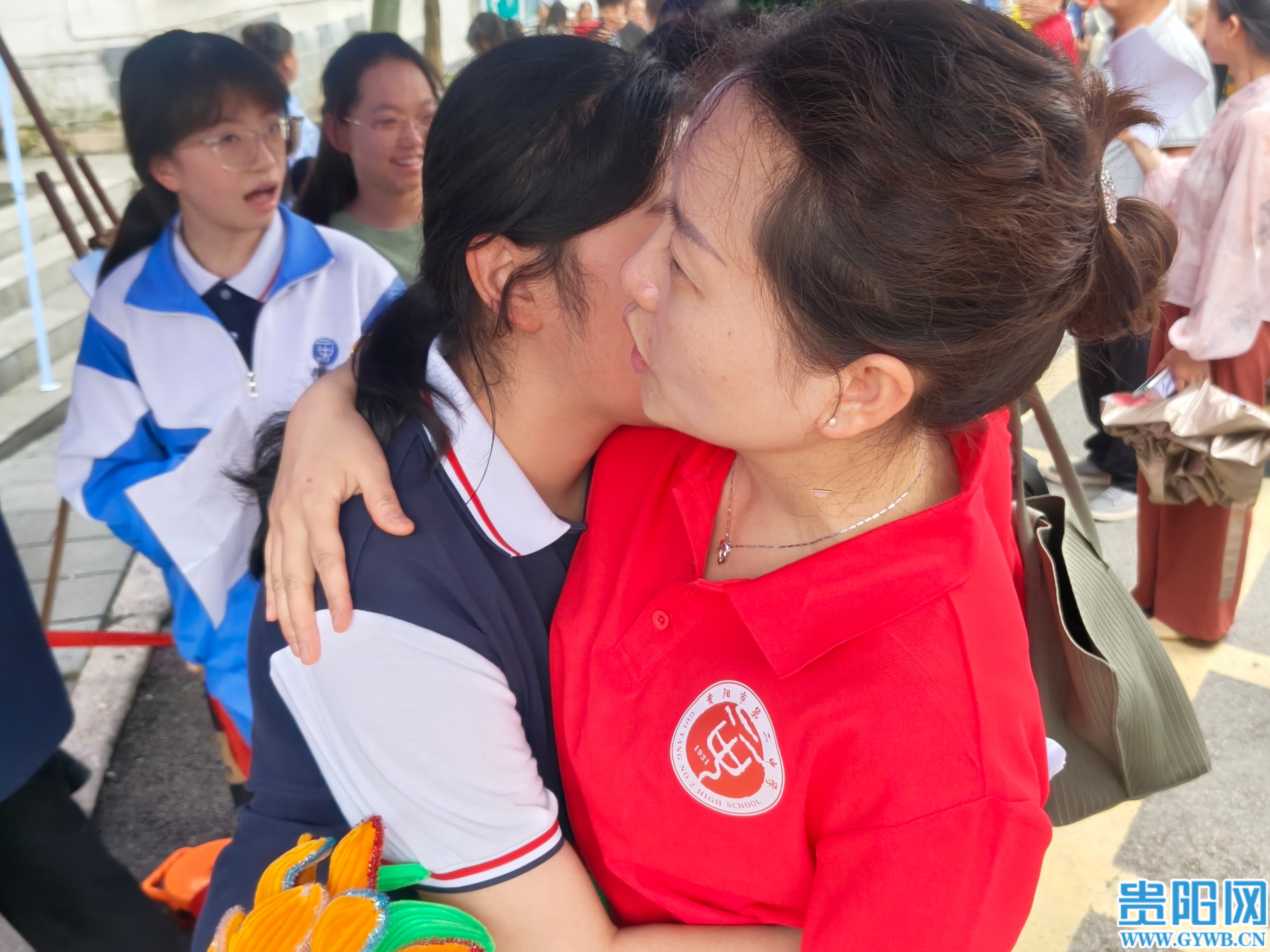 4.一名女生与黄老师相拥。 (1)