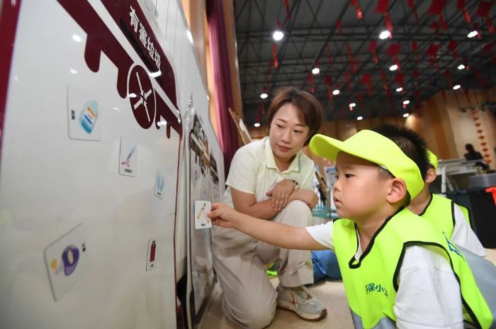6月5日,贵阳市南明区南明实验幼儿园的小朋友正在劳动教育实践技能展演活动现场通过游戏的形式了解垃圾分类知识。 图片