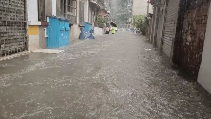 茶店大沟银佳段现被水淹,街道及社区正在紧急转移居民避险 图片