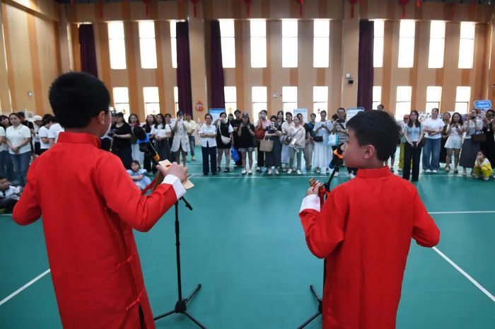 6月5日,贵阳市南明区甲秀小学的学生正在劳动教育实践技能展演活动现场表演相声《指尖承本草,劳动润童心》。 图片