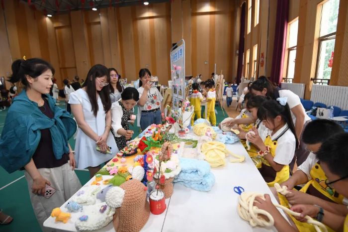 6月5日,在贵阳市南明区中小学、幼儿园劳动教育实践技能展演活动现场,教师代表正现场观摩交流。2 图片