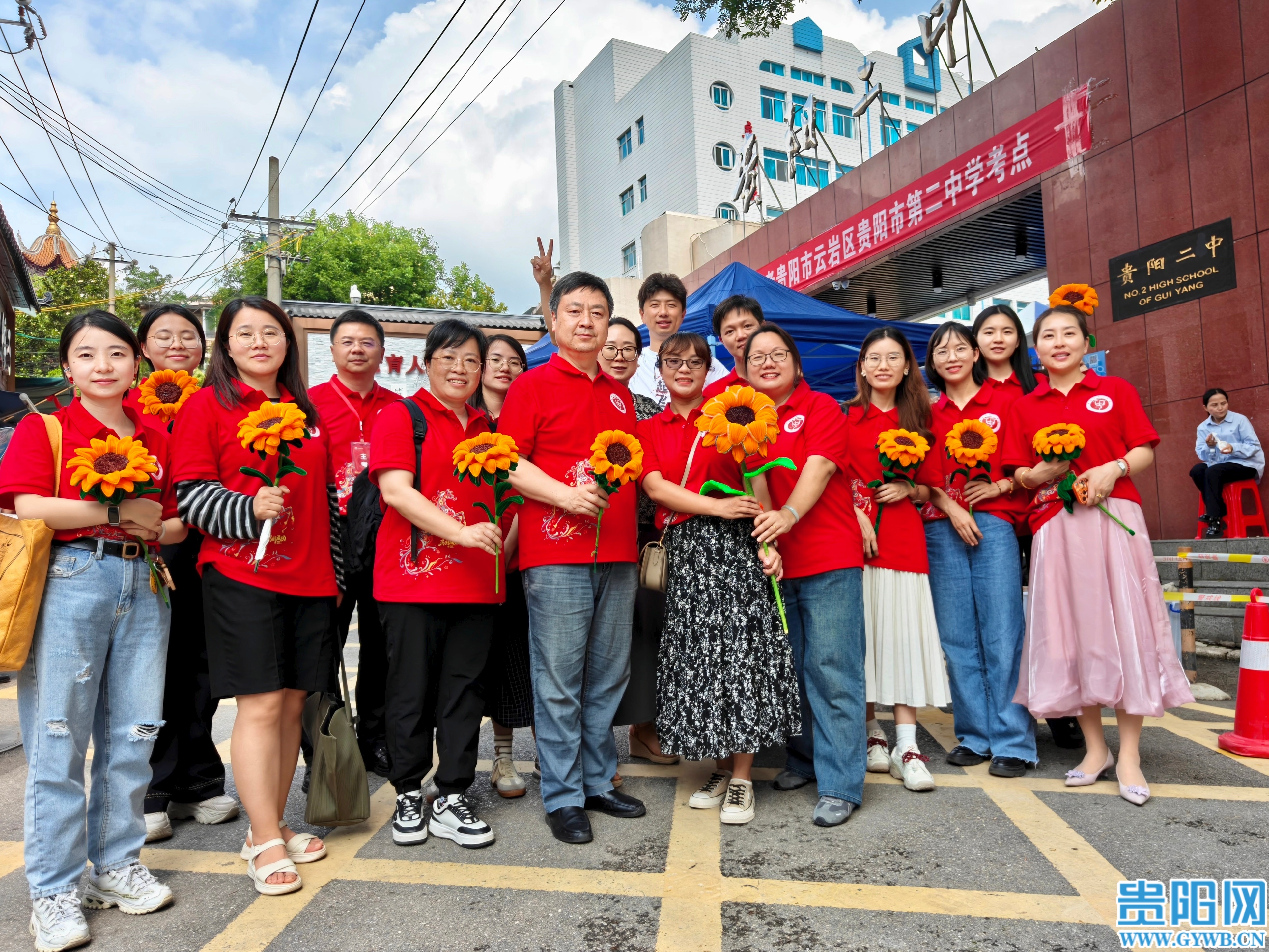 5.贵阳二中送考老师们持向日葵合影 (1)