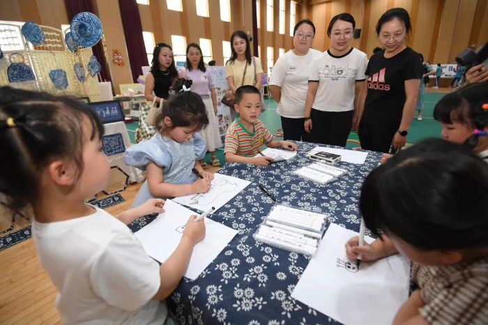 6月5日,在贵阳市南明区中小学、幼儿园劳动教育实践技能展演活动现场,教师代表正现场观摩交流。3 图片