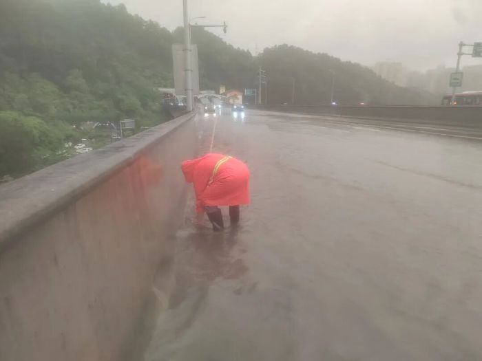 中环路转湾塘隧道出口积水,正在处理 图片