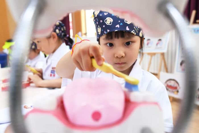 6月5日,贵阳市南明区南明实验幼儿园的小朋友正在劳动教育实践技能展演活动现场展示如何正确刷牙。 图片