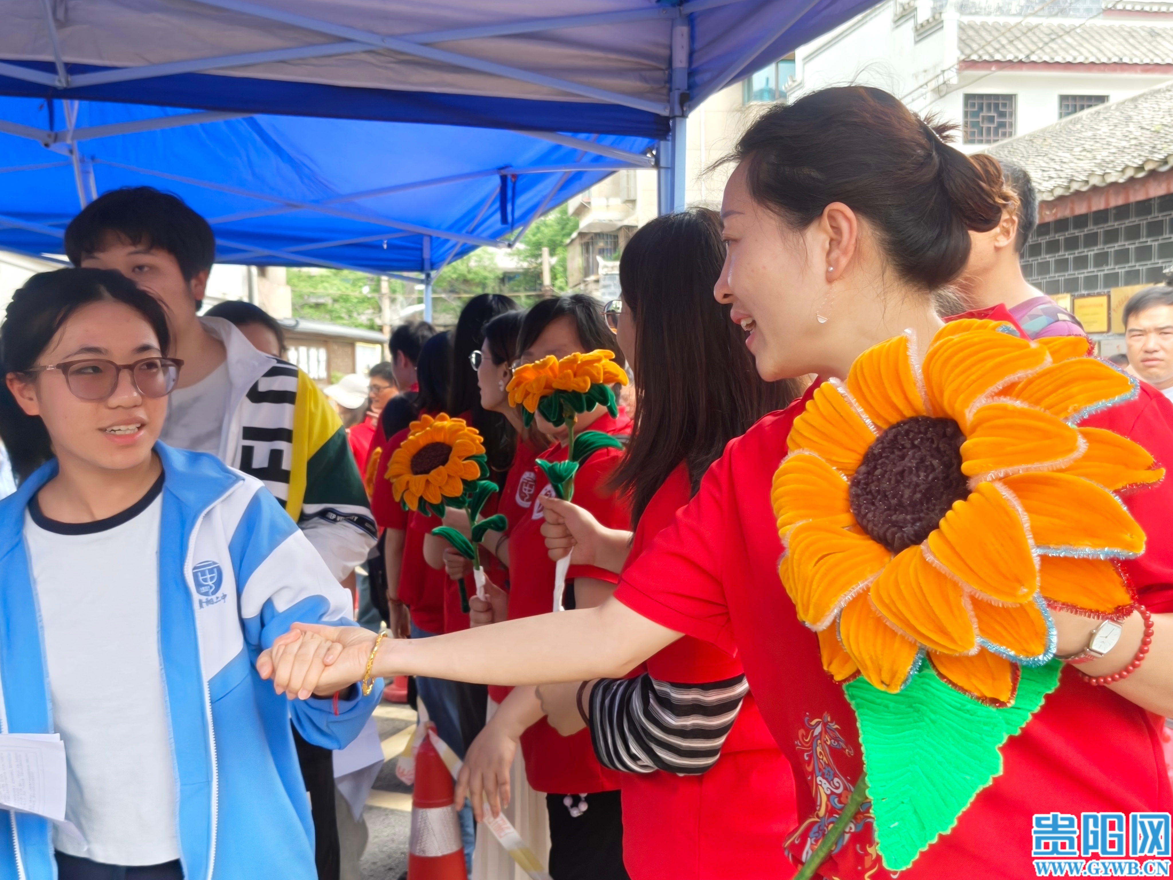 3.黄老师与一名女生与击掌握手 (1)