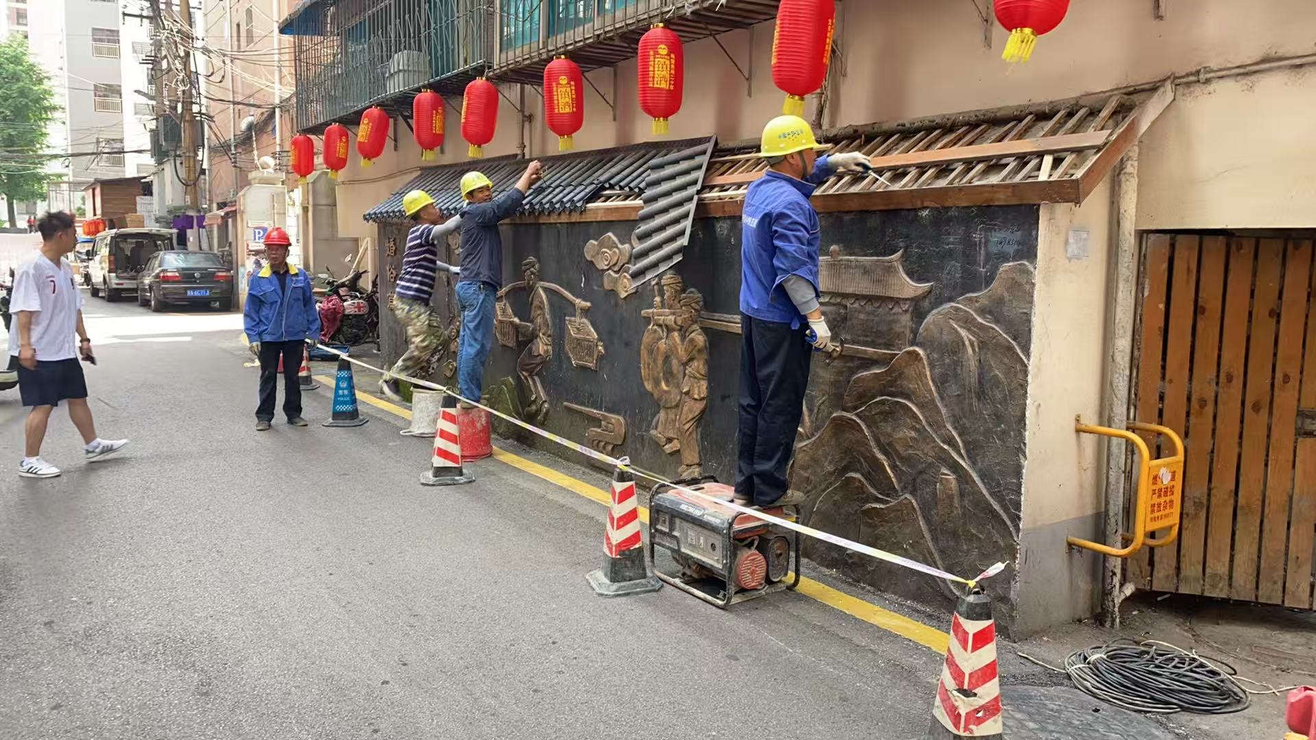 6月5日,文昌阁街道办事处富水社区组织施工人员进场作业