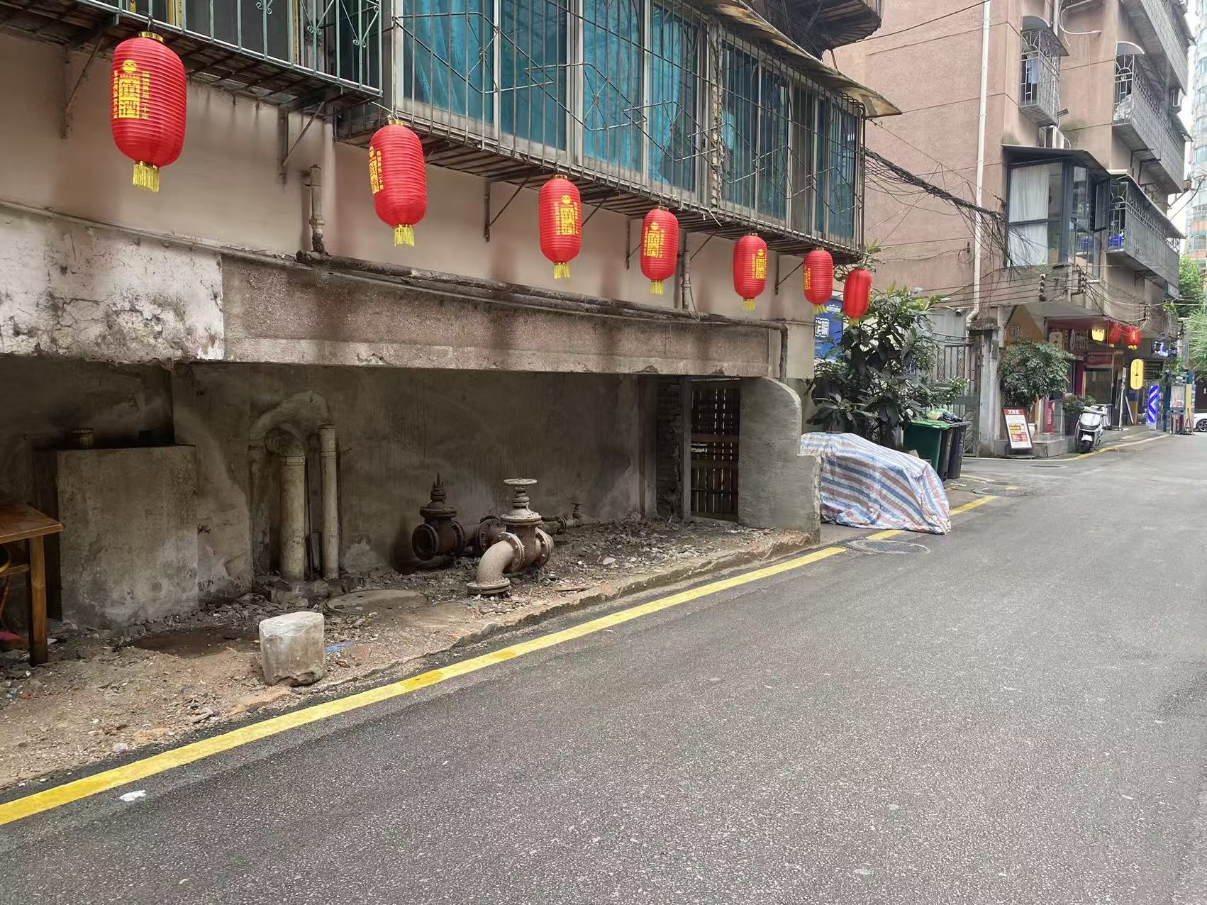 整面开裂倾斜的文化宣传墙已顺利拆除,现场地面清理干净