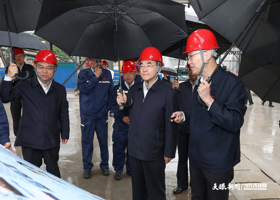 dD0xNzgwOTI2NTUwX3I9MzdlOGI5ZDhfdz0xMDgwX3E9MTAwX2U9anBn.webp 图为徐麟在钟山区首钢水钢集团考察,了解生产经营、转型升级等情况。.jpg