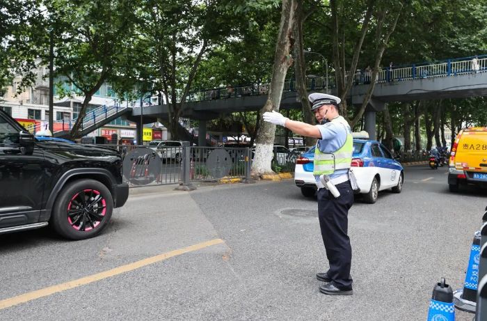 交警在指挥交通 图片