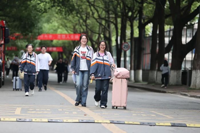 考生走出考场 图片
