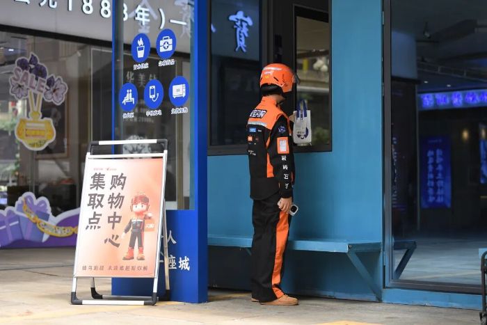6月10日,干线骑手正在贵阳市南明区花果园购物中心集取点取外卖。 图片