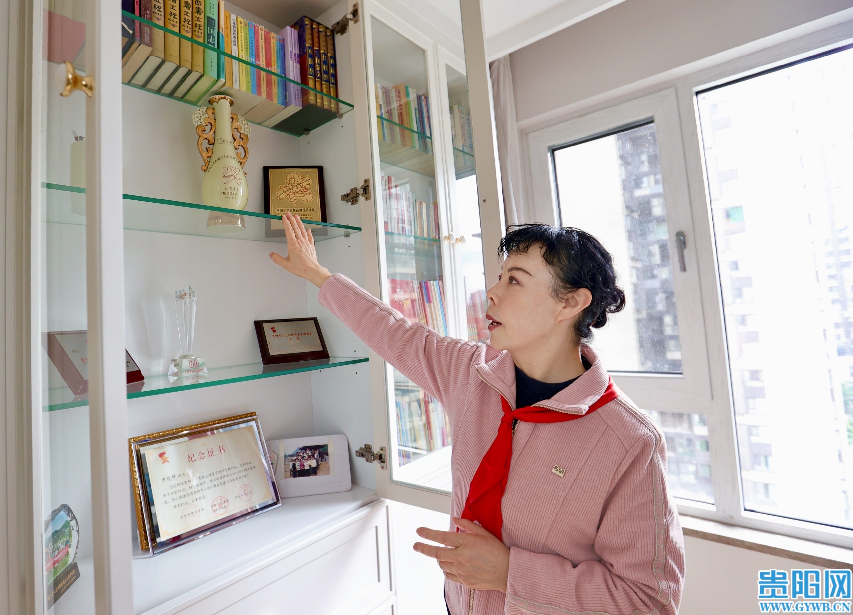 展示多年工作获得的 奖牌 (1)