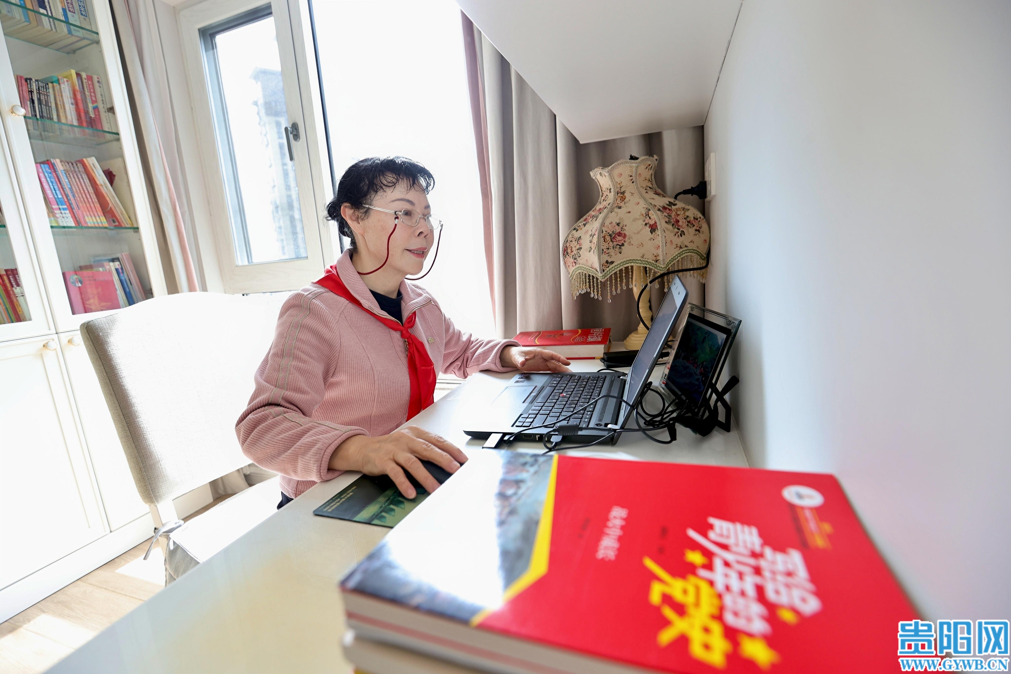 在家里认真准备演讲内容 (1)