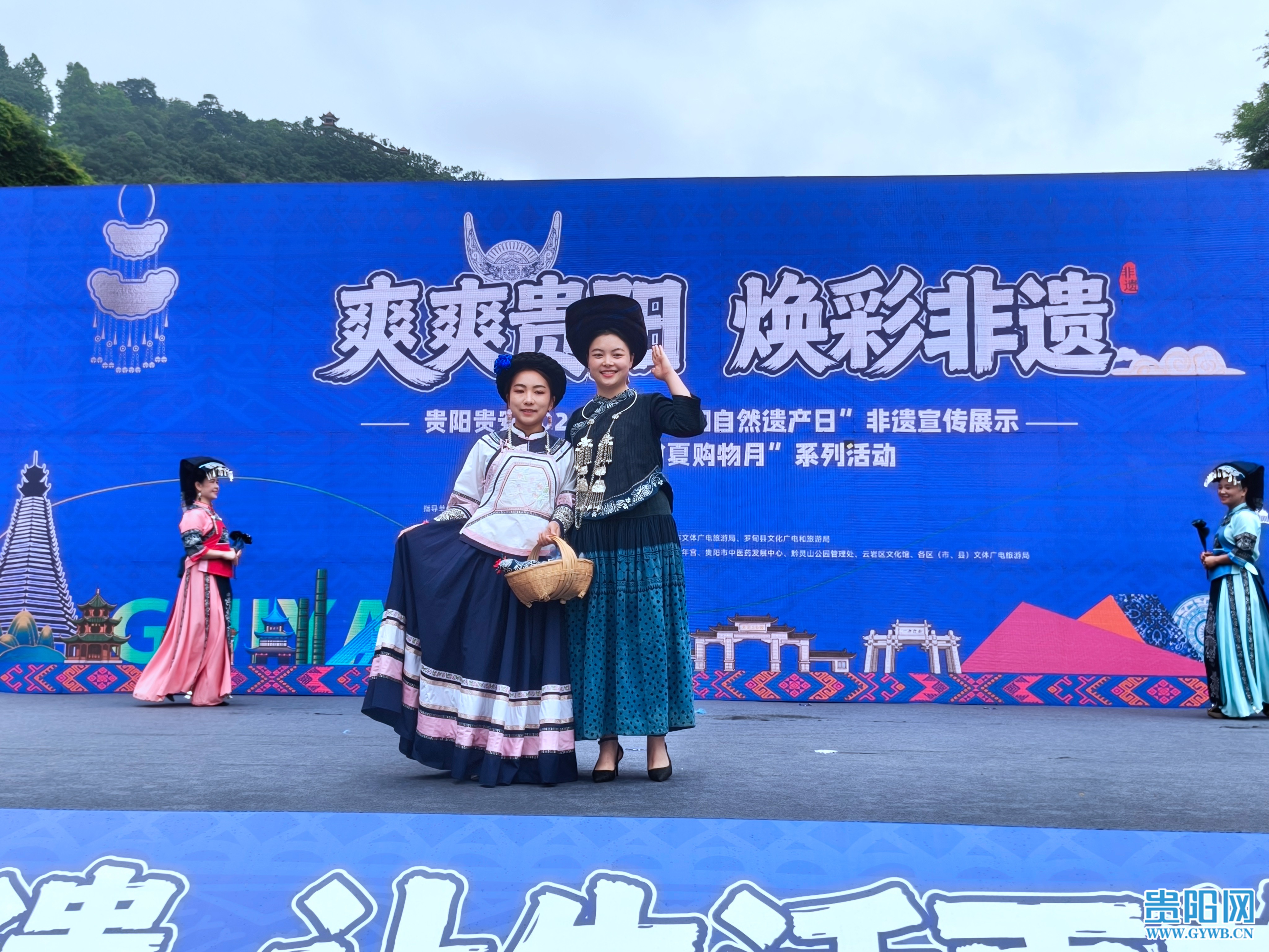 国家级非遗项目《布依族服饰展》表演. 国家级非遗项目《布依族服饰展》表演.