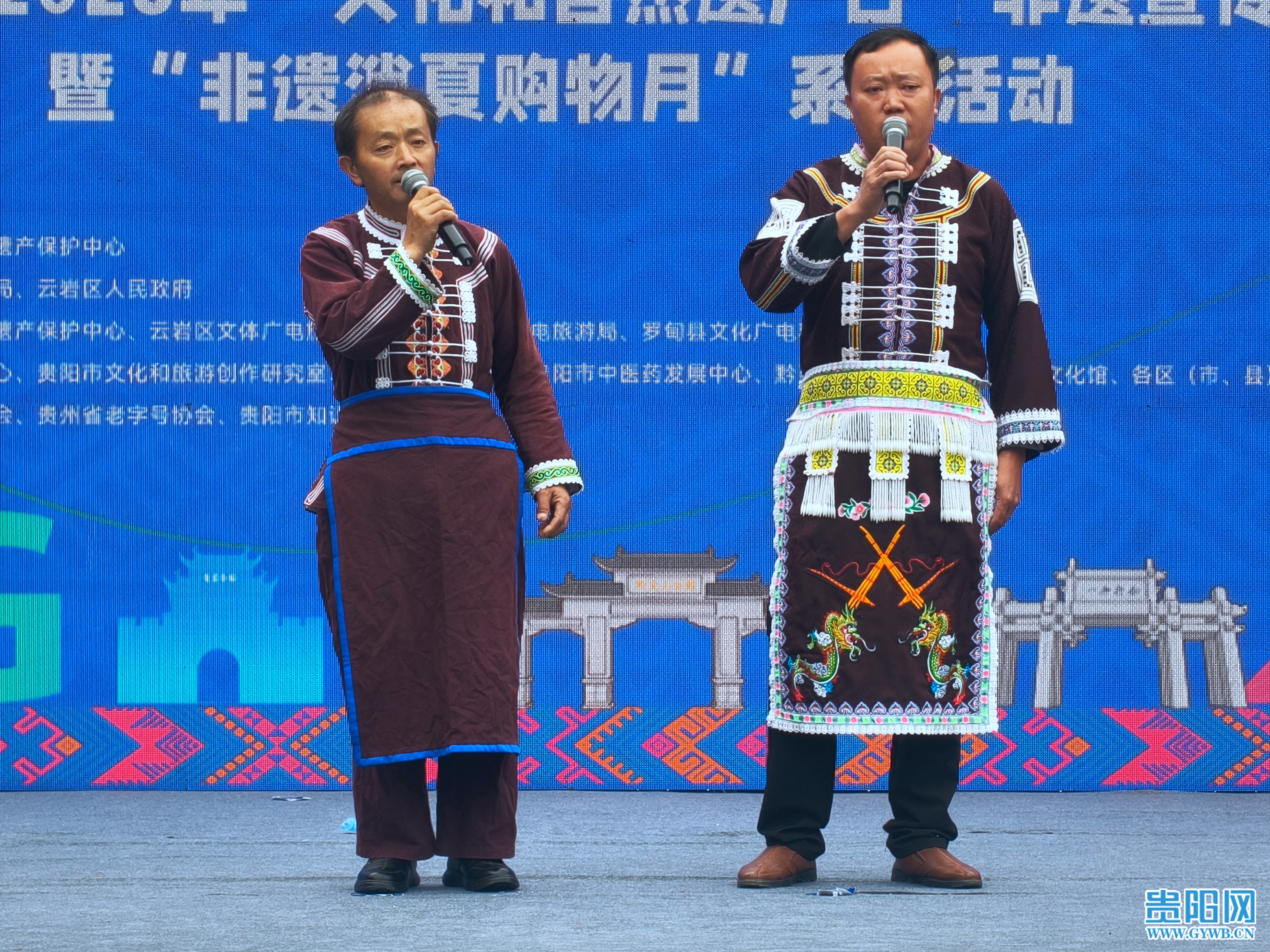 传承人王正清(左)与歌师用四印苗土歌唱诵苗族古歌一一簪汪传 传承人王正清(左)与歌师用四印苗土歌唱诵苗族古歌一一簪汪传