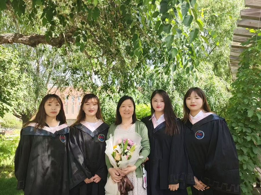李惠芬(左三)与即将奔赴新疆工作的学生们合影。受访者供图 李惠芬(左三)与即将奔赴新疆工作的学生们合影。受访者供图