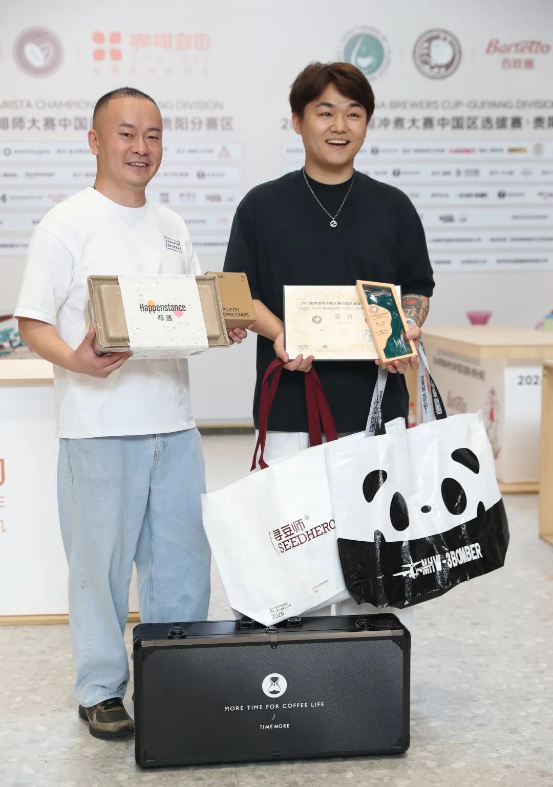2025年世界咖啡冲煮大赛冠军、“乔治队长”品牌主理人彭近洋为冲煮大赛一等奖获得者颁奖。 2025年世界咖啡冲煮大赛冠军、“乔治队长”品牌主理人彭近洋为冲煮大赛一等奖获得者颁奖。