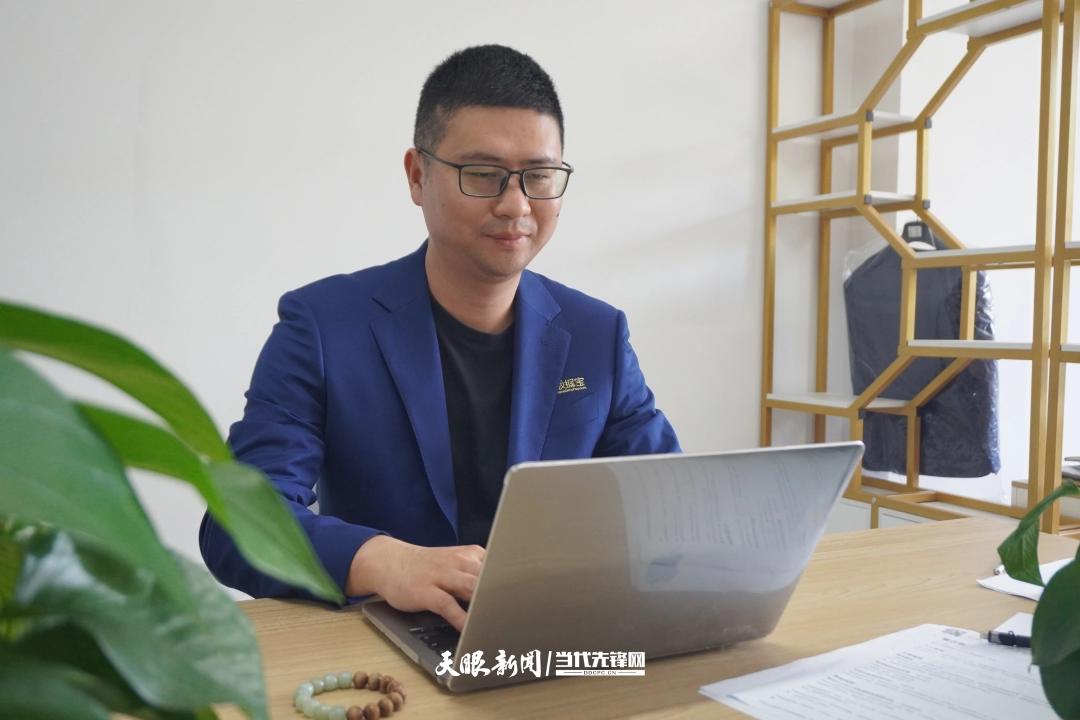 dD0xNzgxNDc0NjMyX3I9NmUxNTE0MzVfdz0xMDgwX3E9MTAwX2U9anBn.webp 贵州数据宝网络科技有限公司AI Token条线轮值总经理张长根.jpg