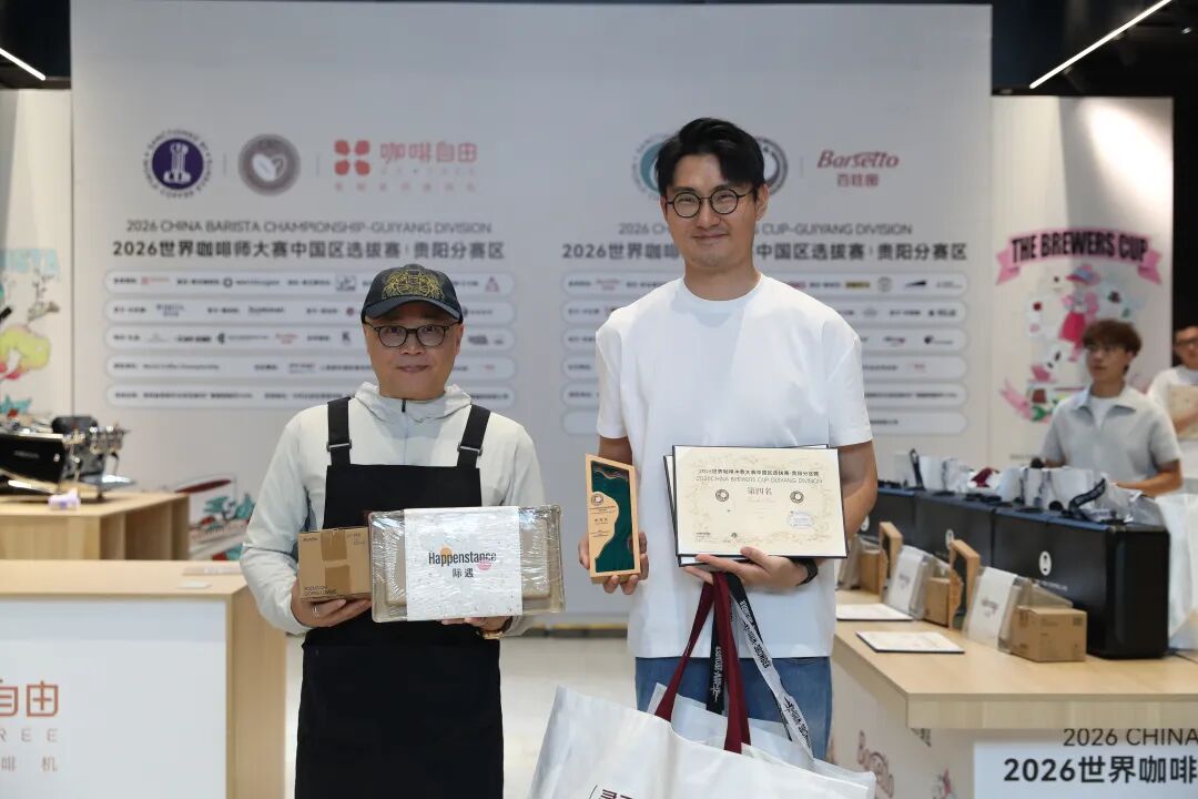 冲煮赛第四名、来自成都的青年咖啡师陈泽(右) 冲煮赛第四名、来自成都的青年咖啡师陈泽(右)