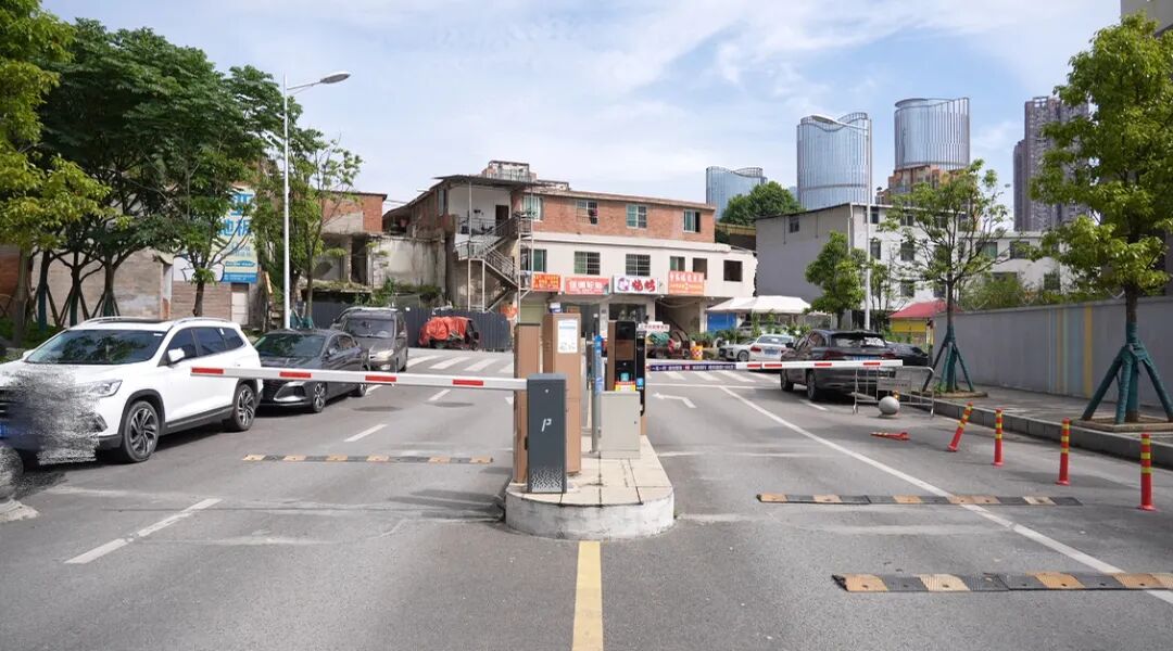 该路段两端设置收费道闸.jpg