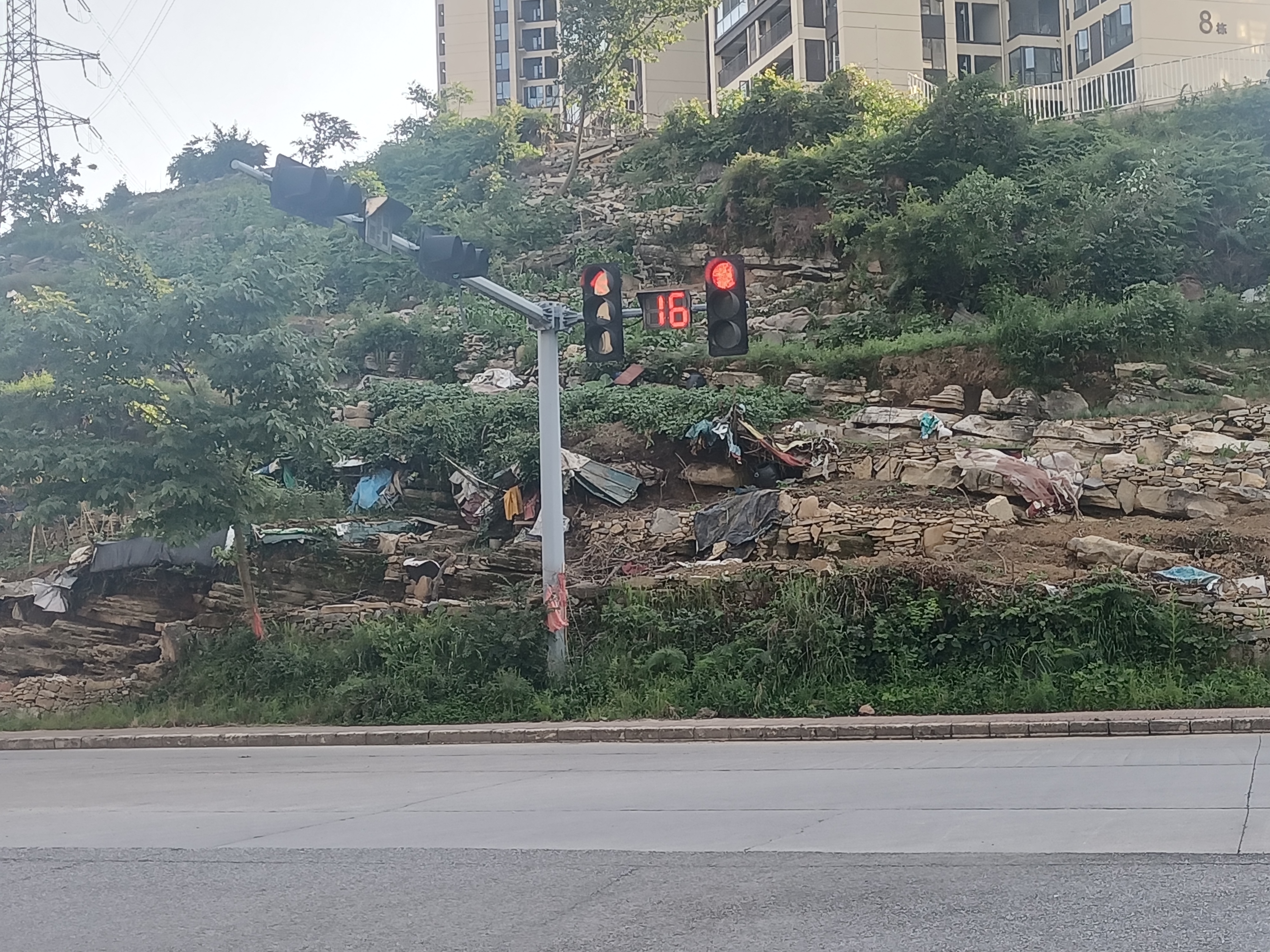 中铁悦龙南山体育公园丁字路口存在乱搭乱建,杂物堆积(市民供图)