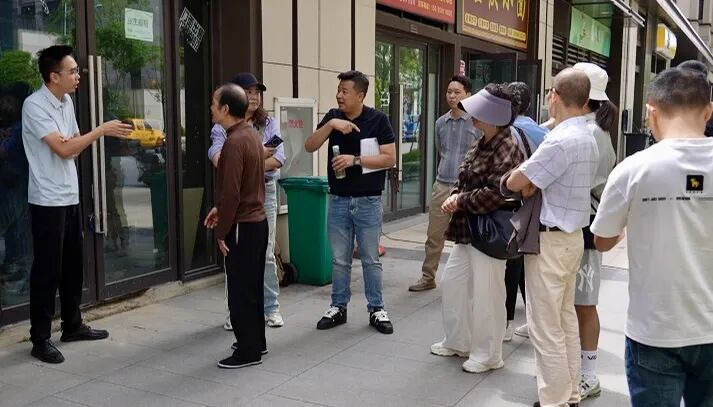 观山街道办副主任黄冠(左一)介绍情况.jpg