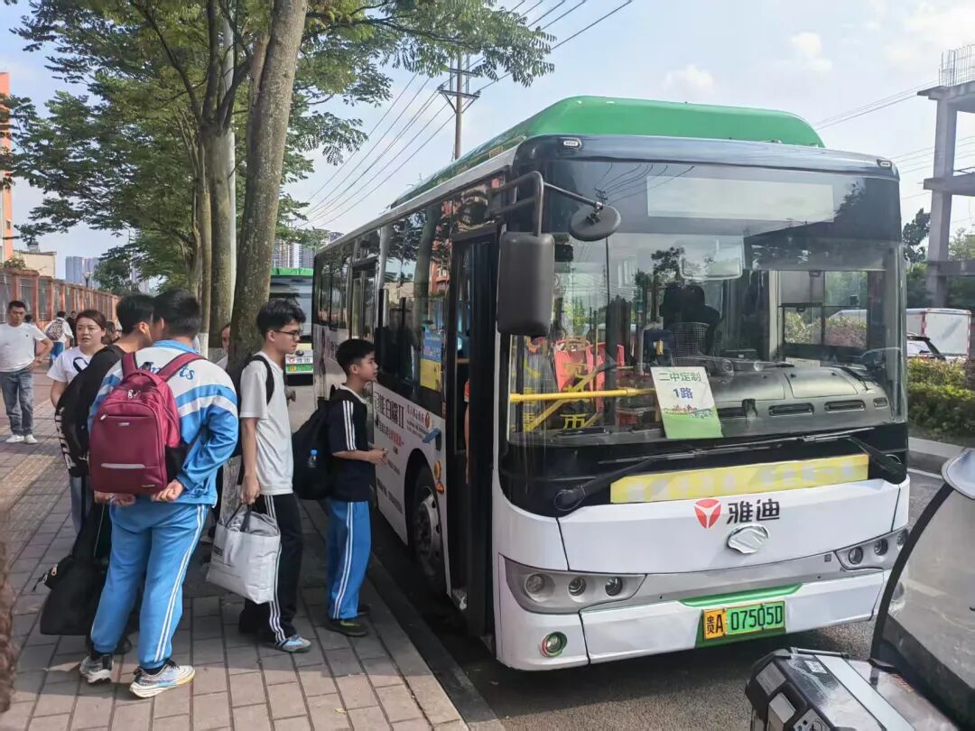 清镇二中(银河校区)学生乘坐定制公交车。