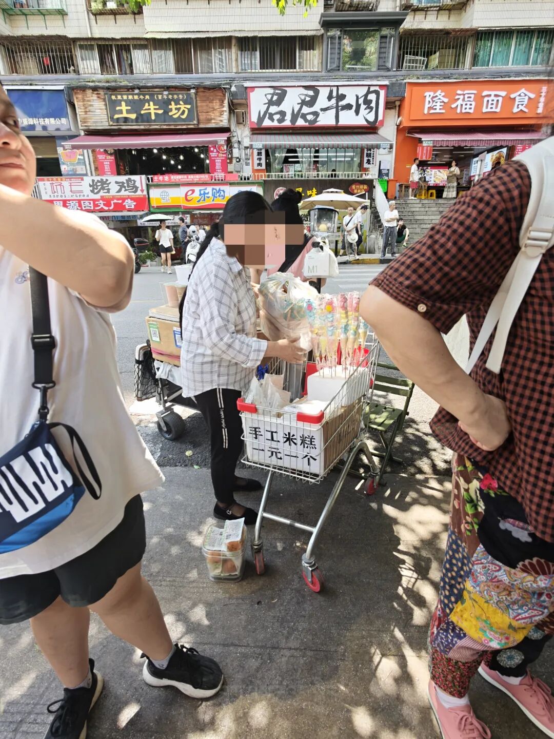 云岩小学门口存在占道摆摊现象(市民供图).jpg