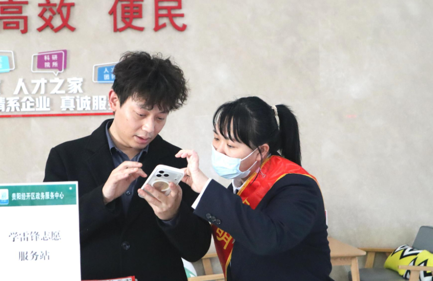 工作人员为办事群众答疑解惑