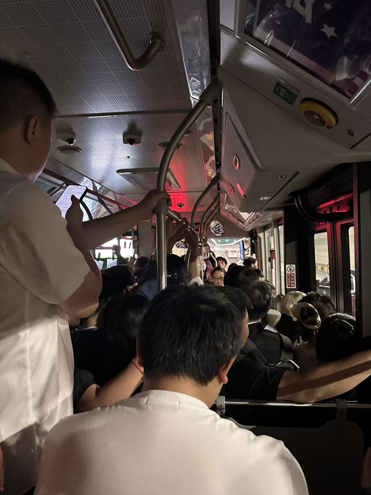 早高峰时段62路公交载客拥挤(市民供图)