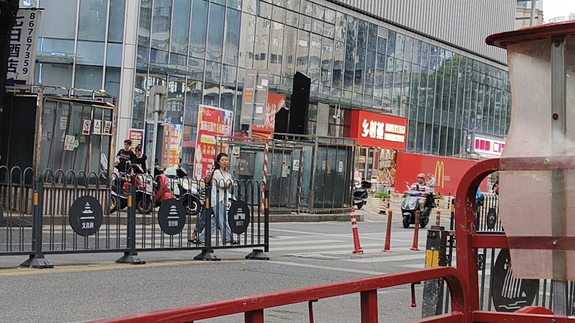 沙河街行人斑马线隔离反光柱缺失(市民供图)