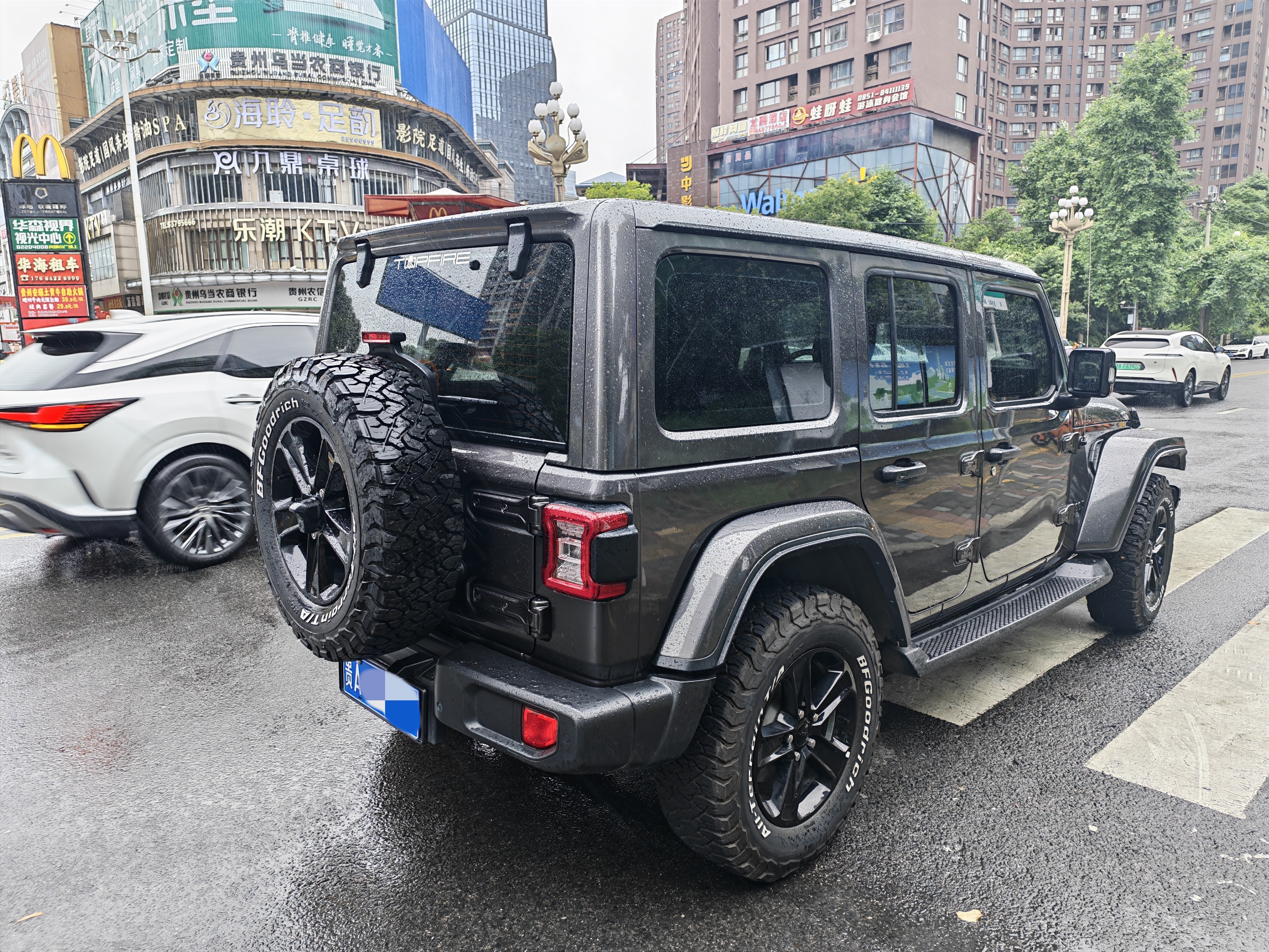 车辆违停在斑马线上(市民供图)