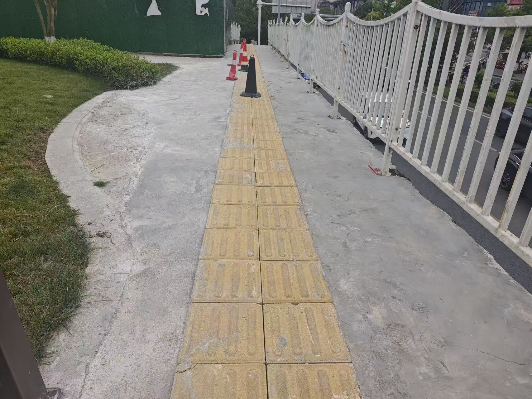 原有坑洼路面已完成恢复处理,并按要求铺设了盲道