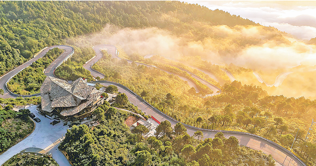 俯瞰花溪区黔陶乡九道拐盘山公路(资料图片)。