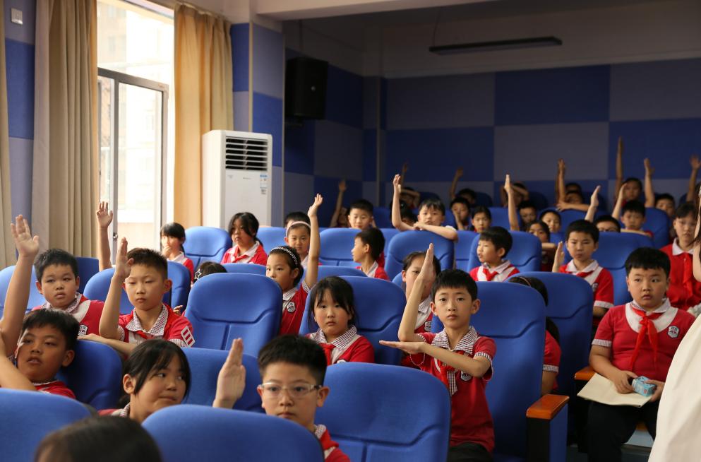 现场同学踊跃举手发言