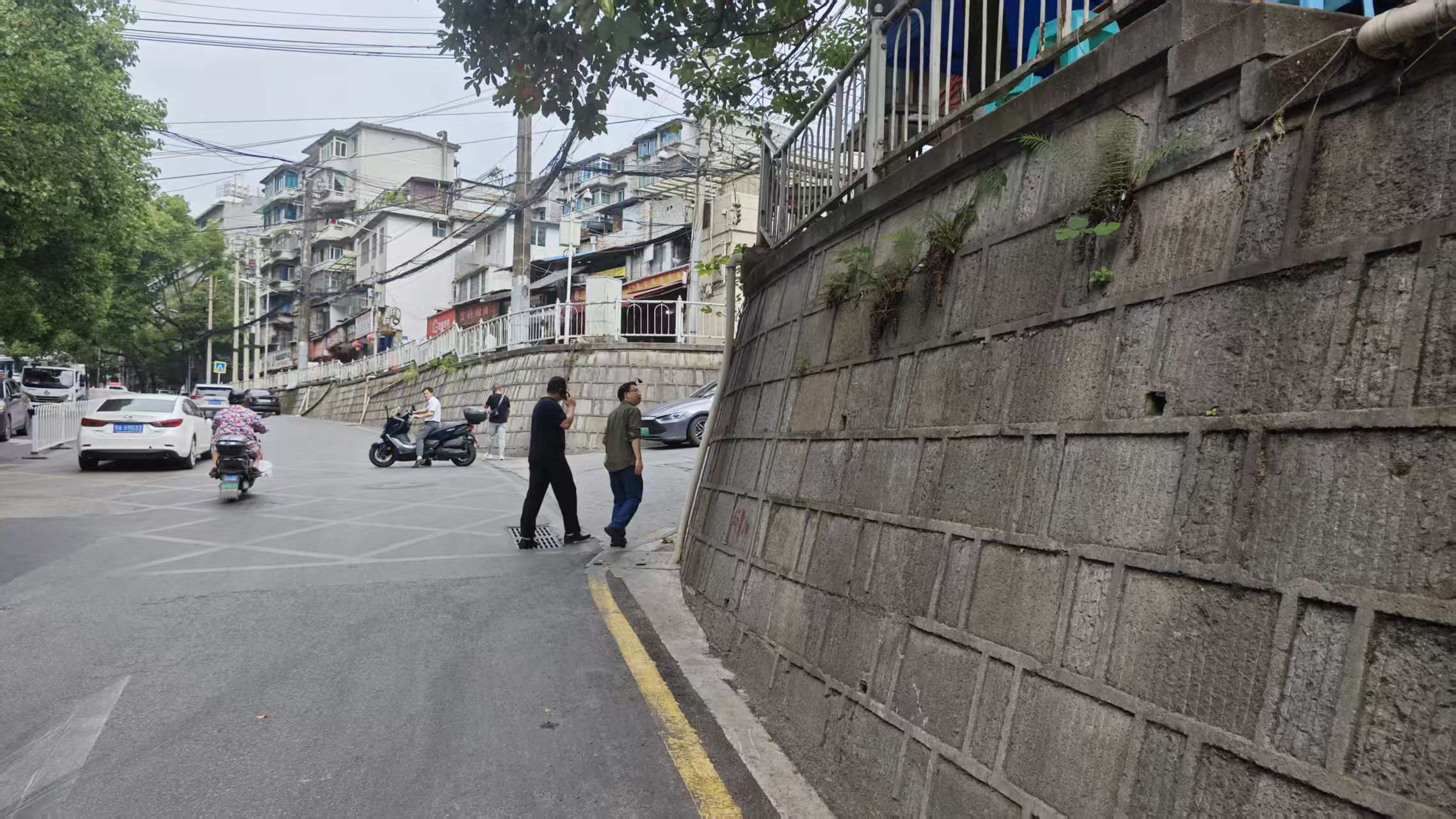 南明区市政工程服务中心工作人员实地查看电力医院路口处堡坎上方的排水管道(部门供图)