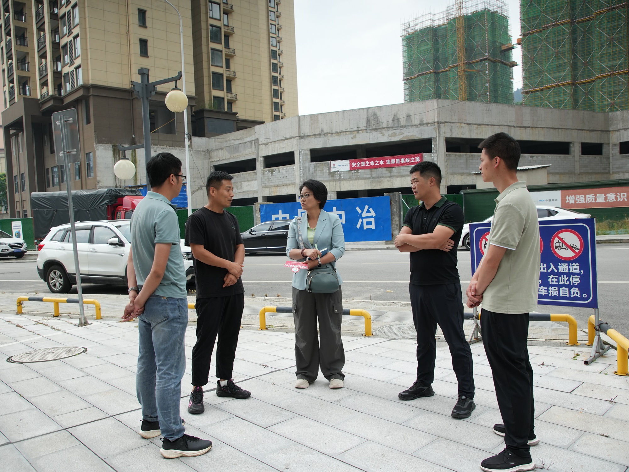 “融媒+督查”工作组(左三)向相关单位了解小区燃气工程建设情况