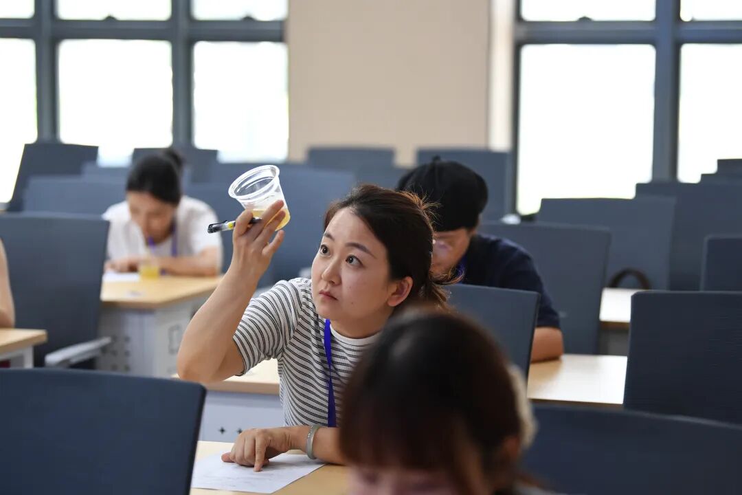 6月22日,在贵阳贵安2026年职业技能大赛暨贵阳市第五届“筑城工匠杯”职工技能竞赛新式茶调饮制作赛项中,参赛选手正现场进行饮品品鉴。 图片