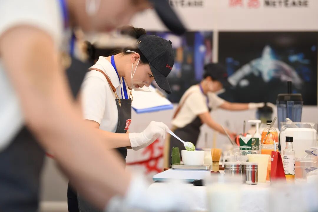 6月22日,参赛选手正在贵阳贵安2026年职业技能大赛暨贵阳市第五届“筑城工匠杯”职工技能竞赛现场进行指定饮品制作。 图片