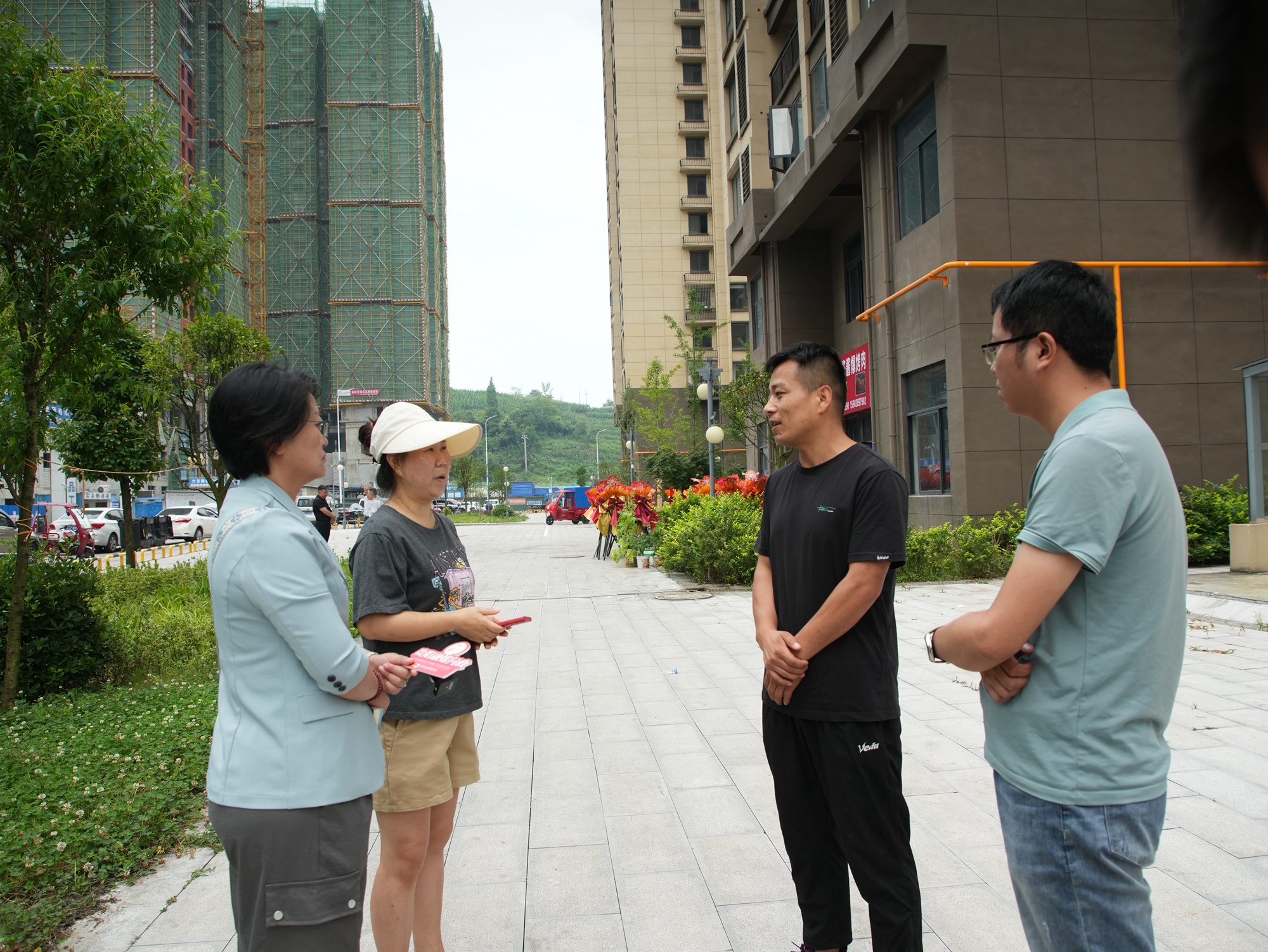 相关单位向小区业主(左二)反馈燃气工程建设进度